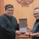 Seremoni penyerahan bantuan Penjabat Wali Kota Bekasi Raden Gani Muhamad, kepada Bupati Sukabumi, H. Marwan Hamami. (Istimewa)