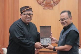 Seremoni penyerahan bantuan Penjabat Wali Kota Bekasi Raden Gani Muhamad, kepada Bupati Sukabumi, H. Marwan Hamami. (Istimewa)