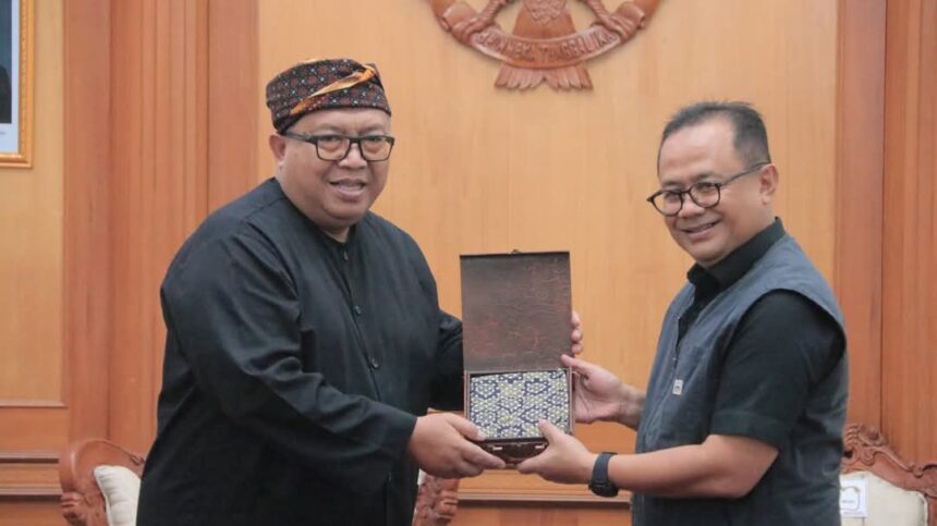 Seremoni penyerahan bantuan Penjabat Wali Kota Bekasi Raden Gani Muhamad, kepada Bupati Sukabumi, H. Marwan Hamami. (Istimewa)