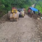 Beberapa alat berat tampak sedang memadatkan ruas jalan jalan Cikaso-Ciguyang. (Andi Prima/Mediaseruni)