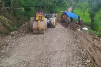 Beberapa alat berat tampak sedang memadatkan ruas jalan jalan Cikaso-Ciguyang. (Andi Prima/Mediaseruni)