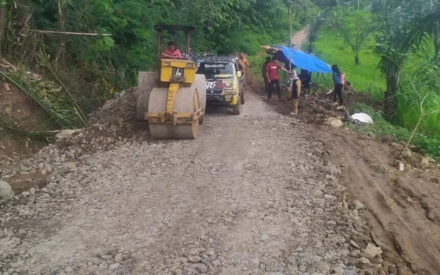 Beberapa alat berat tampak sedang memadatkan ruas jalan jalan Cikaso-Ciguyang. (Andi Prima/Mediaseruni)