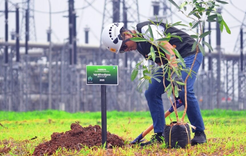 PT PLN (Persero) bersama PT Jawa Satu Power melakukan penanaman pohon memperingati Hari Gerakan Satu Juta pohon di area GISTET 500kV Cibatu Baru II/Sukatani, Karawang. (istimewa)