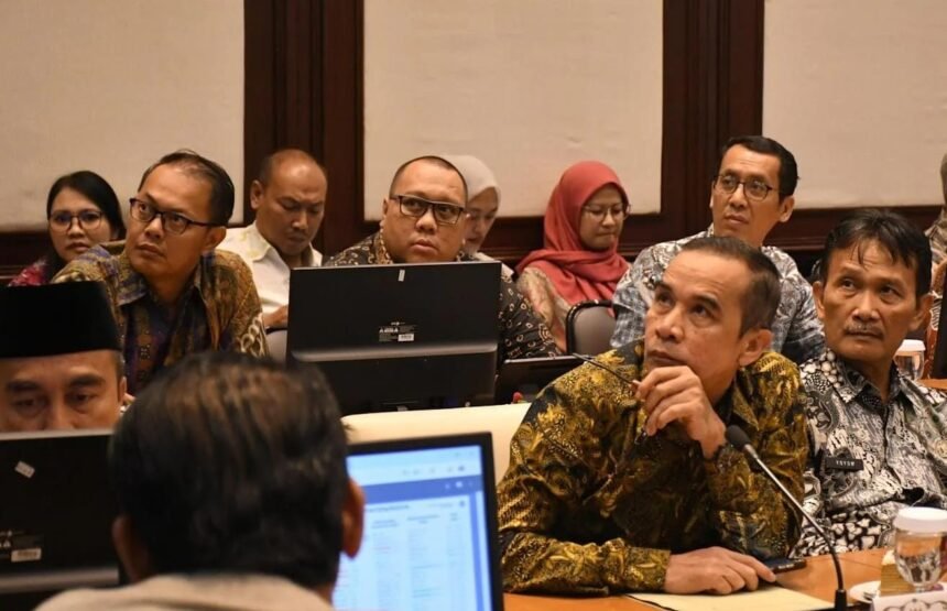 Penjabat Sekretaris Daerah Kota Sukabumi M. Hasan Asari, dalam rapat bersama Pemprov Jabar, di Ruang Rapat Papandayan, Sekretariat Daerah Jawa Barat. (istimewa)