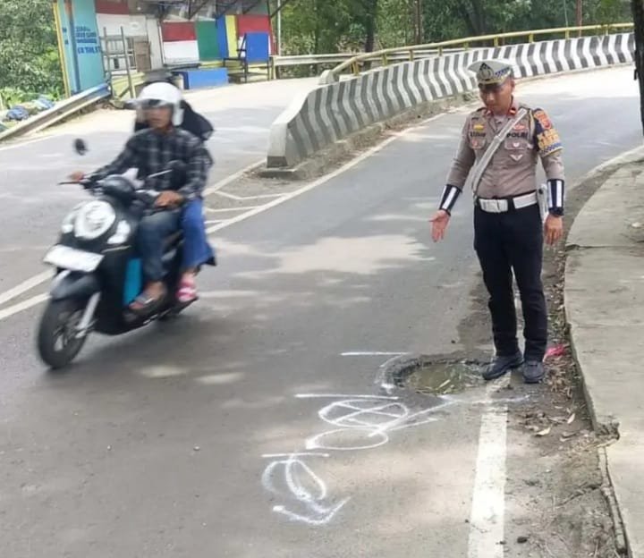 Lokasi pengendara motor yang tewas saat menyalip truk