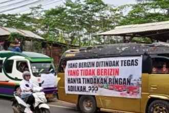 Sebanyak 200 sopir dan pengusaha angkutan Elf Pajampangan menggelar aksi mogok di depan Kantor Dishub Kecamatan Cikembar, Kabupaten Sukabumi