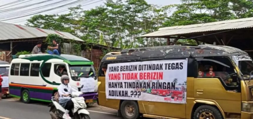 Sebanyak 200 sopir dan pengusaha angkutan Elf Pajampangan menggelar aksi mogok di depan Kantor Dishub Kecamatan Cikembar, Kabupaten Sukabumi
