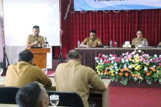 Sekretaris Daerah (Sekda) Kabupaten Sukabumi, Ade Suryaman, membuka rapat