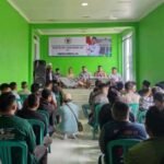 Hamzah Gurnita, Ketua Komisi II DPRD Kabupaten Sukabumi, mendengarkan langsung keluhan warga Desa Jayanti