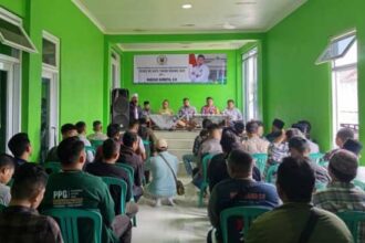 Hamzah Gurnita, Ketua Komisi II DPRD Kabupaten Sukabumi, mendengarkan langsung keluhan warga Desa Jayanti