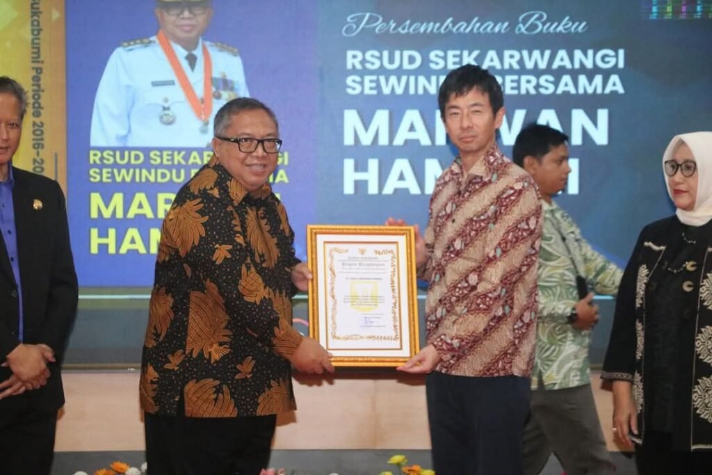 LUAR BIASA! Bupati Sukabumi Resmikan Fasilitas Baru RSUD Sekarwangi, Tempat Bermain Anak Jadi Sorotan 2 pemberian penghargaan kepada PT Yakult, Persi pusat, Persi Provinsi, Arsada Pusat, Arsada Provinsi.