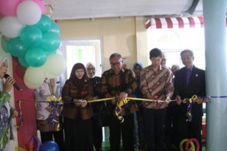 Peresmian tempat bermain ditandai dengan pengguntingan pita oleh Bupati Sukabumi H. Marwan Hamami