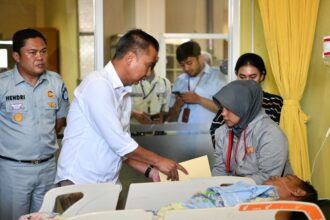 Bey Machmudin menyerahkan santunan korban kecelakaan gerbang tol ciawi kepada keluarga korban. (Istimewa)