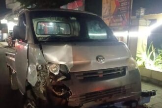 Kondisi mobil pick up setelah menabrak motor dan gerobak risol