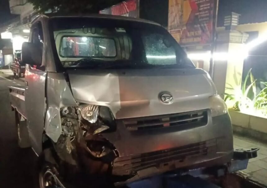 Kondisi mobil pick up setelah menabrak motor dan gerobak risol
