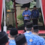 Bupati Sukabumi, H. Marwan Hamami, menutup masa jabatannya dengan menjadi inspektur upacara bendera tingkat Kabupaten Sukabumi di halaman Kantor Sekretariat, Palabuhanratu, Senin (17/2/2025)
