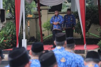 Bupati Sukabumi, H. Marwan Hamami, menutup masa jabatannya dengan menjadi inspektur upacara bendera tingkat Kabupaten Sukabumi di halaman Kantor Sekretariat, Palabuhanratu, Senin (17/2/2025)