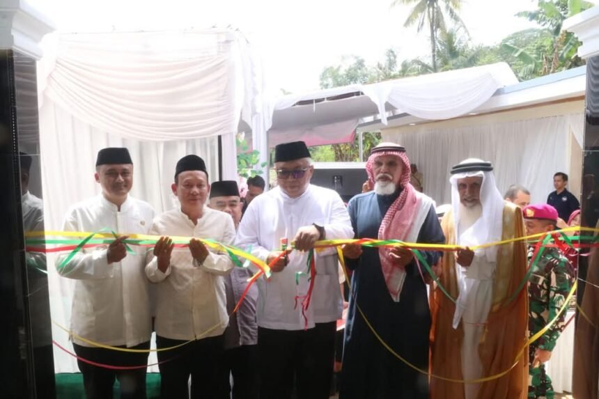 Masjid Al Hujaili di Kampung Sungapan, Desa Padabunghar, Kecamatan Jampangtengah, Kabupaten Sukabumi, resmi dibuka oleh Bupati Sukabumi, H. Marwan Hamami