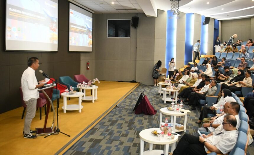 Pj. Gubernur Jabar Bey Machmudin bertemu para eksportir di 'Ghatering Eksportir Jabar' di Mandiri University Campus Bandung. (istimewa)