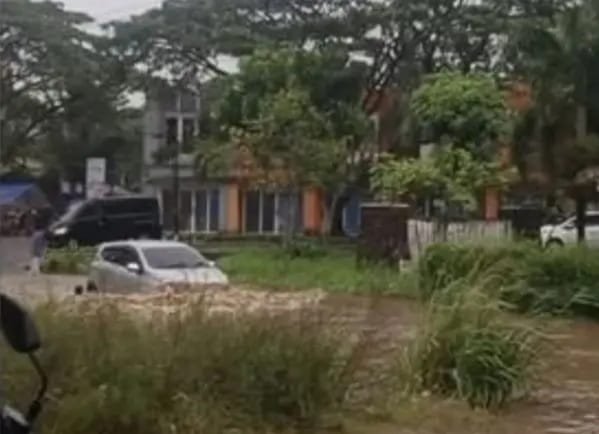 Banjir Dahsyat Rendam Kecamatan Baros Sukabumi Akibat Curah Hujan Tinggi