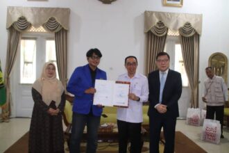 Sebanyak tujuh orang penerima beasiswa dari University of Gyeongnam, Namhae, Korea Selatan, dilepas secara resmi oleh Sekretaris Daerah (Sekda) Kabupaten Sukabumi, Ade Suryaman, di Pendopo Sukabumi