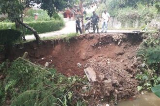 Tebing setinggi enam meter di wilayah Subang Wetan, tepatnya di RT1/RW5 Kelurahan Subangjaya, Kecamatan Cikole, terancam longsor lebih parah akibat curah hujan tinggi