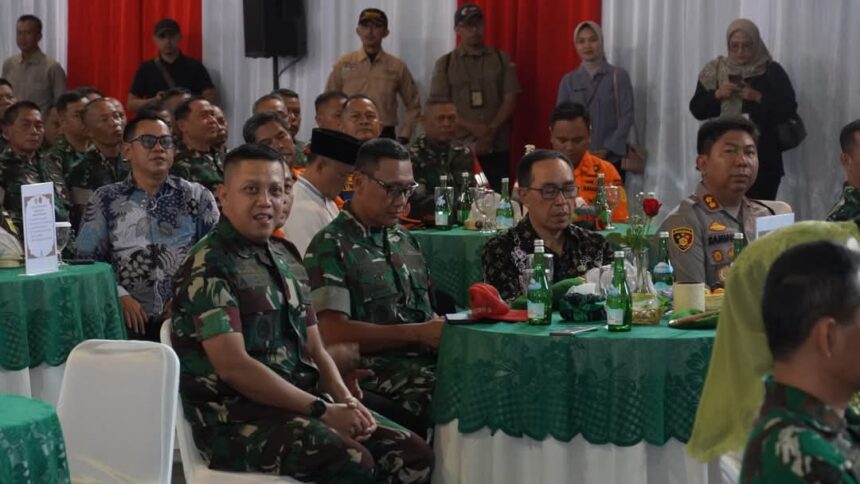 Sekda Sukabumi Sambut Kedatangan Panglima TNI: Bantuan Besar untuk Penanggulangan Bencana 1 Sekretaris Daerah (Sekda) Kabupaten Sukabumi, H. Ade Suryaman, turut hadir dalam kunjungan kerja Panglima TNI Jenderal Agus Subiyanto ke Makodim 0607/Kota Sukabumi pada Jumat, 21 Februari 2025.