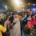 Beberapa ibu-ibu yang ikut terlihat panik dan berteriak, khawatir dengan nasib warga yang sedang diperiksa polisi terkait kasus Samson.