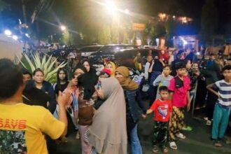 Beberapa ibu-ibu yang ikut terlihat panik dan berteriak, khawatir dengan nasib warga yang sedang diperiksa polisi terkait kasus Samson.