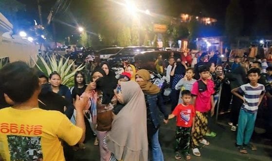 Beberapa ibu-ibu yang ikut terlihat panik dan berteriak, khawatir dengan nasib warga yang sedang diperiksa polisi terkait kasus Samson.