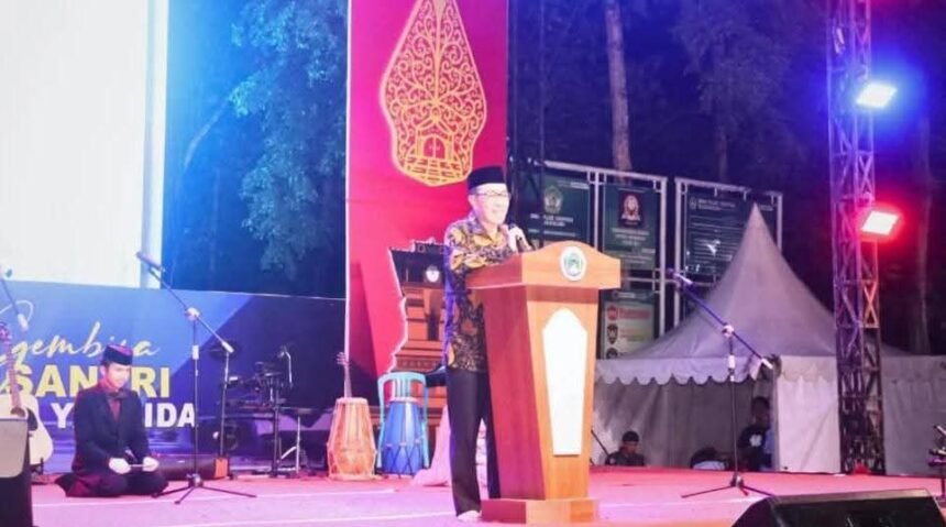 Sekda Kabupaten Sukabumi, H. Ade Suryaman, membuka acara Pagelaran Panggung Gembira Mahakarya di GORS Yaspida. Source: Pemerintahan Kabupaten Sukabumi
