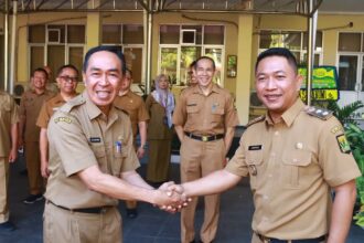 Wakil Bupati Sukabumi, H. Andreas, memimpin apel pagi perdana di Halaman Kantor Sekretariat Daerah Kabupaten Sukabumi