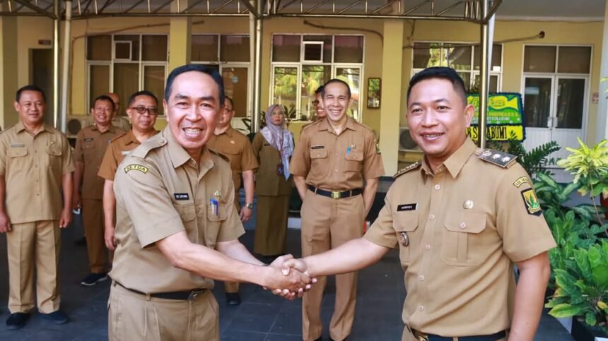 Wakil Bupati Sukabumi, H. Andreas, memimpin apel pagi perdana di Halaman Kantor Sekretariat Daerah Kabupaten Sukabumi