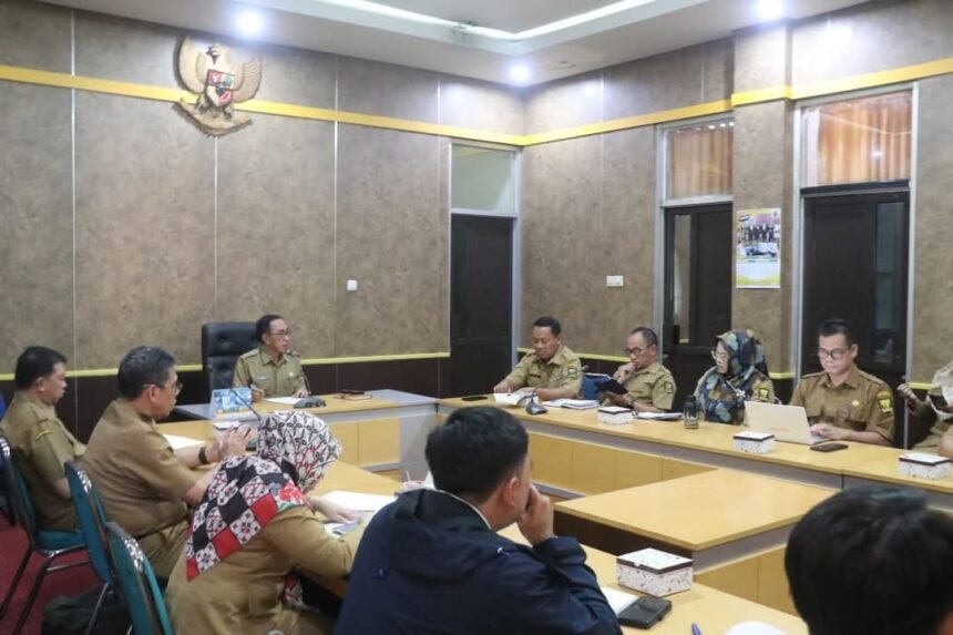 Sekretaris Daerah (Sekda) Kabupaten Sukabumi, H. Ade Suryaman, memimpin Rapat Koordinasi dan Sinkronisasi untuk mengevaluasi stok, pasokan, dan harga pangan menjelang bulan suci Ramadan.