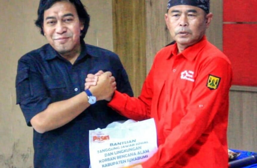 Komedian kondang Komeng (Alfiansyah Bustami) mengunjungi Markas PMI Kabupaten Sukabumi