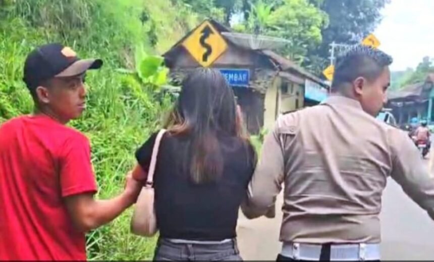 Seorang gadis muda berinisial RY (22) nyaris mengakhiri hidupnya dengan melompat dari Jembatan Ubrug.