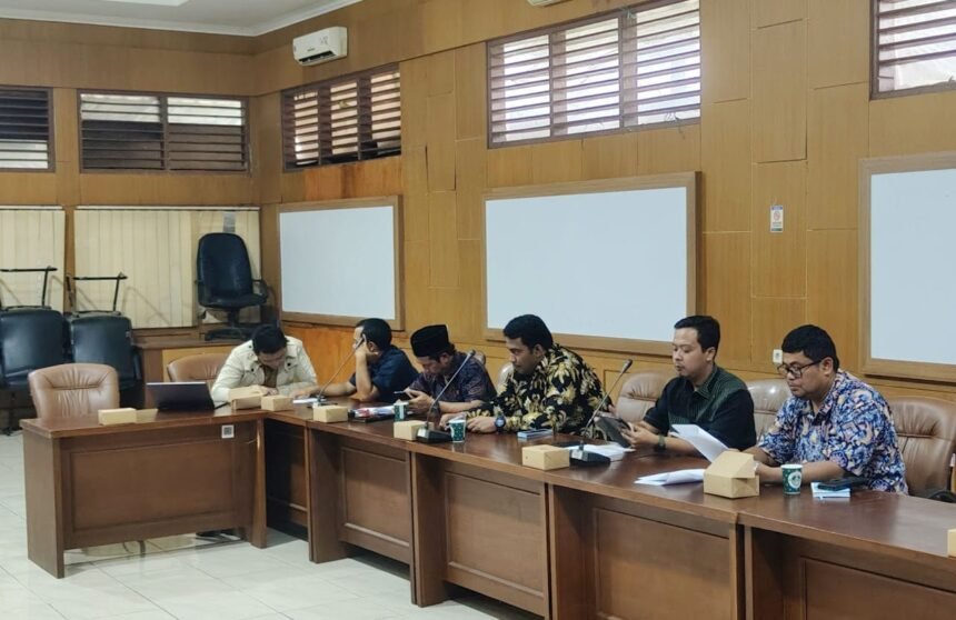 Bapemperda DPRD Kabupaten Sukabumi rapat koordinasi dengan pemerintah daerah di DKUKM Cisaat. (Istimewa)