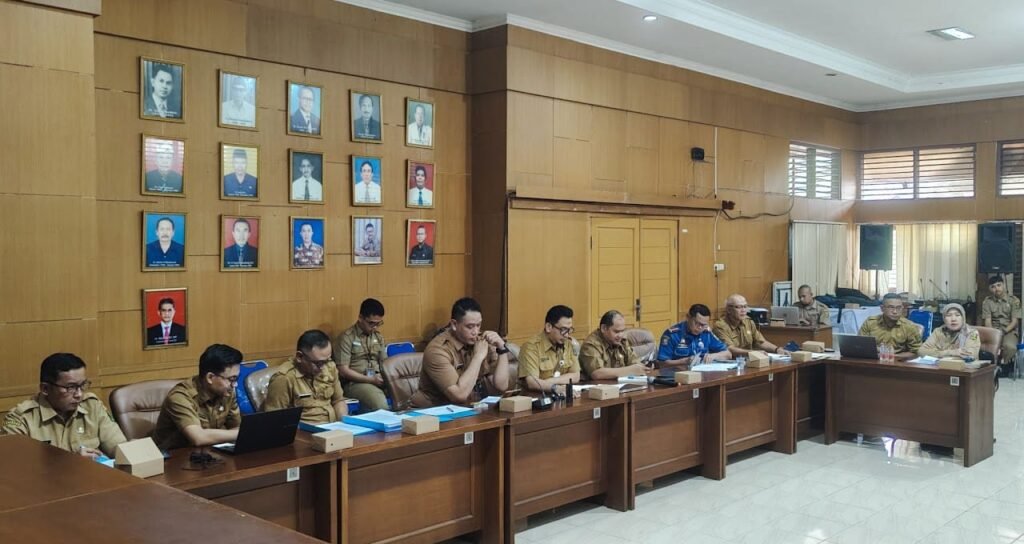 Bapemperda DPRD Sukabumi Rapat Koordinasi Bahas 19 Raperda 2 Ketua Bapemperda, Bayu Permana, memimpin jalannya rapat, didampingi Wakil Ketua III DPRD, Ramzi Akbar Yusuf