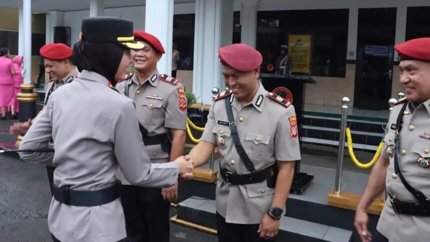 Polres Sukabumi Kota resmi menggelar serah terima jabatan (sertijab) Kasat Reskrim dan Kasat Narkoba di halaman Mapolres