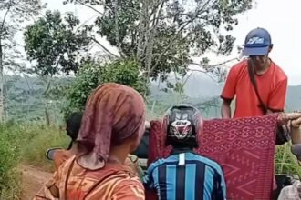 Empat warga yang sedang berteduh di saung kebun singkong Desa Kertajaya tersambar petir
