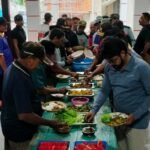 Kades Jatiwangi Yuda Hendri Saputra (kacamata kaos biru kanan) makan bersama warga. (Zonna Arya Terivvi/Telusur Bisnis)