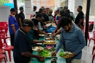 Kades Jatiwangi Yuda Hendri Saputra (kacamata kaos biru kanan) makan bersama warga. (Zonna Arya Terivvi/Telusur Bisnis)
