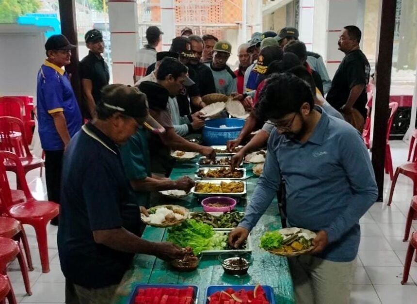 Kades Jatiwangi Yuda Hendri Saputra (kacamata kaos biru kanan) makan bersama warga. (Zonna Arya Terivvi/Telusur Bisnis)