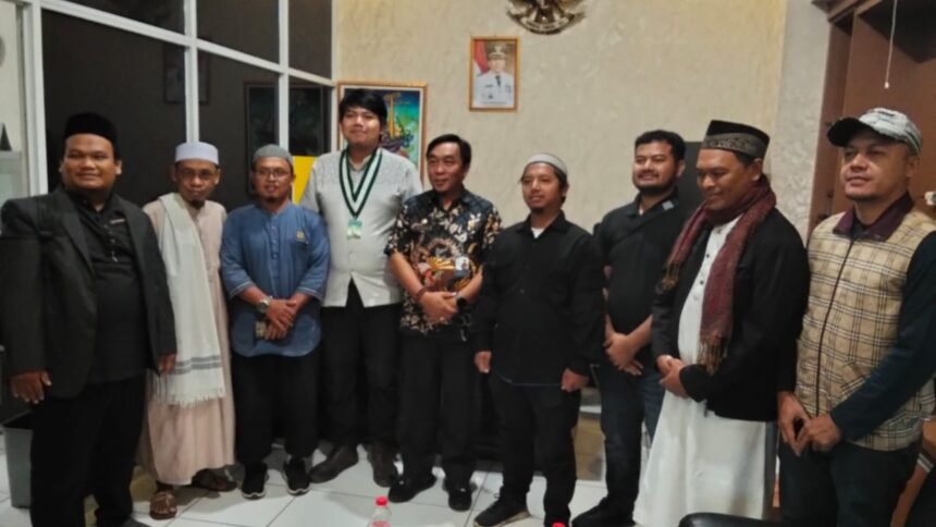 Forum Silaturahmi Umat Islam Karawang foto bersama usai audiensi dengan Pemkab Karawang. (Mediaseruni)