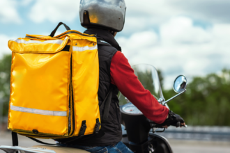 Ilustrasi kurir paket