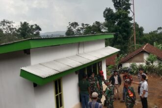 Danramil 09/Lengkong Kapten Inf. Yefri S, perwakilan Polsek Lengkong Aiptu Boeric, dan tokoh masyarakat