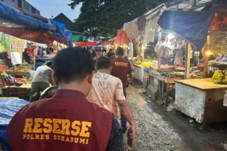 DPRD Kabupaten Sukabumi bersinergi dengan Polres Sukabumi memantau harga sembako di Pasar Palabuhanratu.
