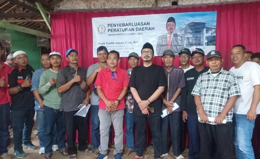Kang Pipik foto bersama usai sosialisasi Perda Wira Usaha. (Zulfikri/Telusur Bisnis)