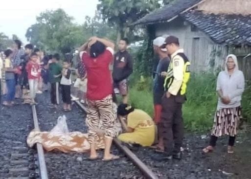 Seorang pria berinisial HA (33), warga Benteng, Warudoyong, Sukabumi, tewas mengenaskan akibat tertabrak Kereta Api