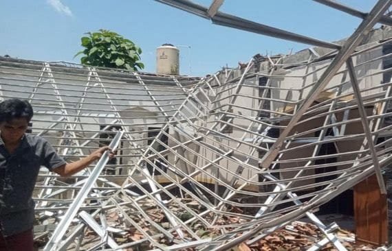 Masjid Al-Arsy di Kampung Cibatu, Desa Cibatu, Kecamatan Cikembar, Kabupaten Sukabumi, ambruk saat salat Subuh, Rabu (5/3/2025)